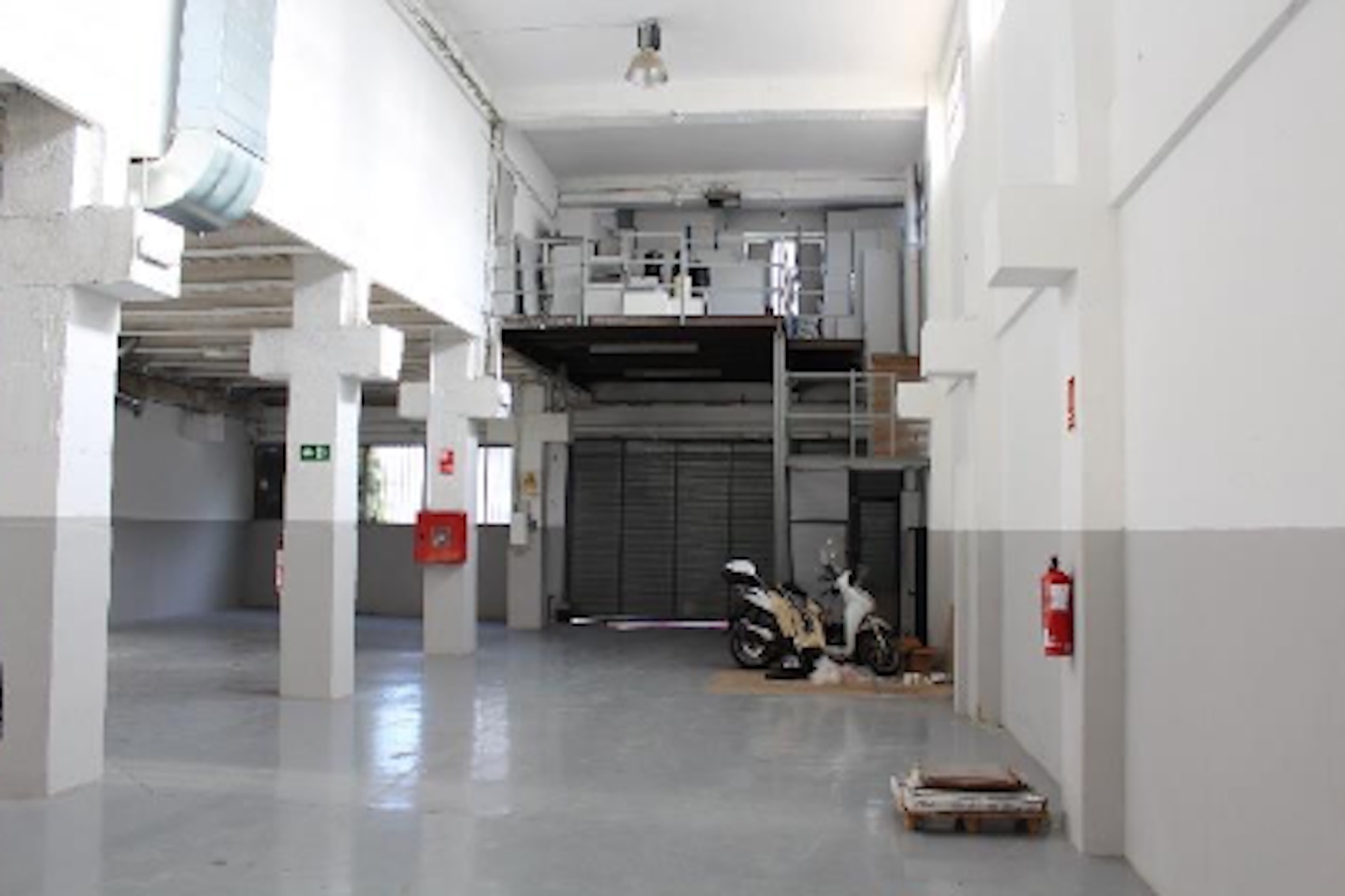 NAVE INDUSTRIAL EN L'HOSPITALET DE LLOBREGAT DE 1.268 m², BARCELONA - BAIX LLOB. foto 2